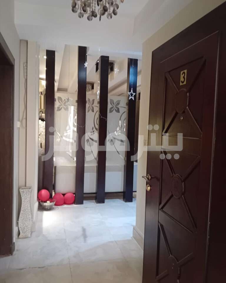 شقه ارضي مع حديقه للبيع 